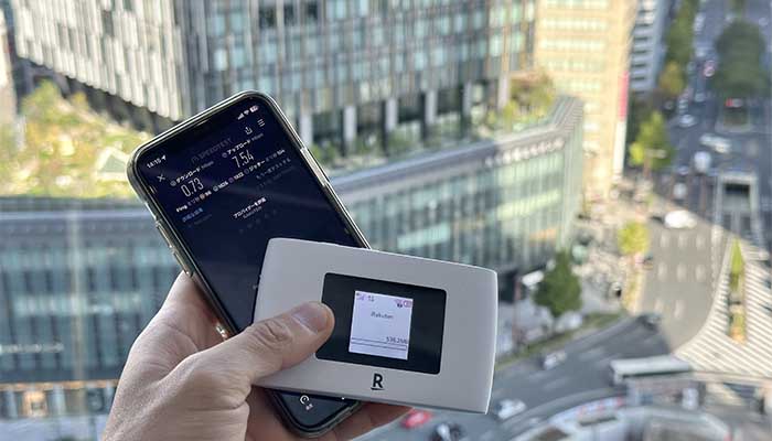 15階建てのビルで楽天モバイルのモバイルルーターの速度を検証している写真